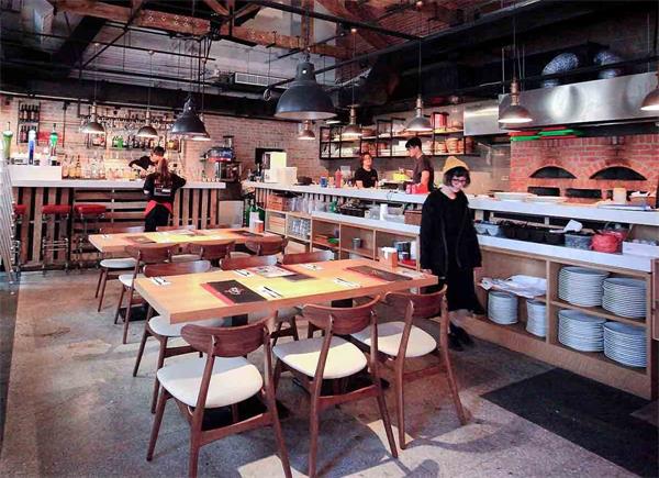 仿古實木（mù）音樂餐吧桌椅（yǐ）酒吧桌椅