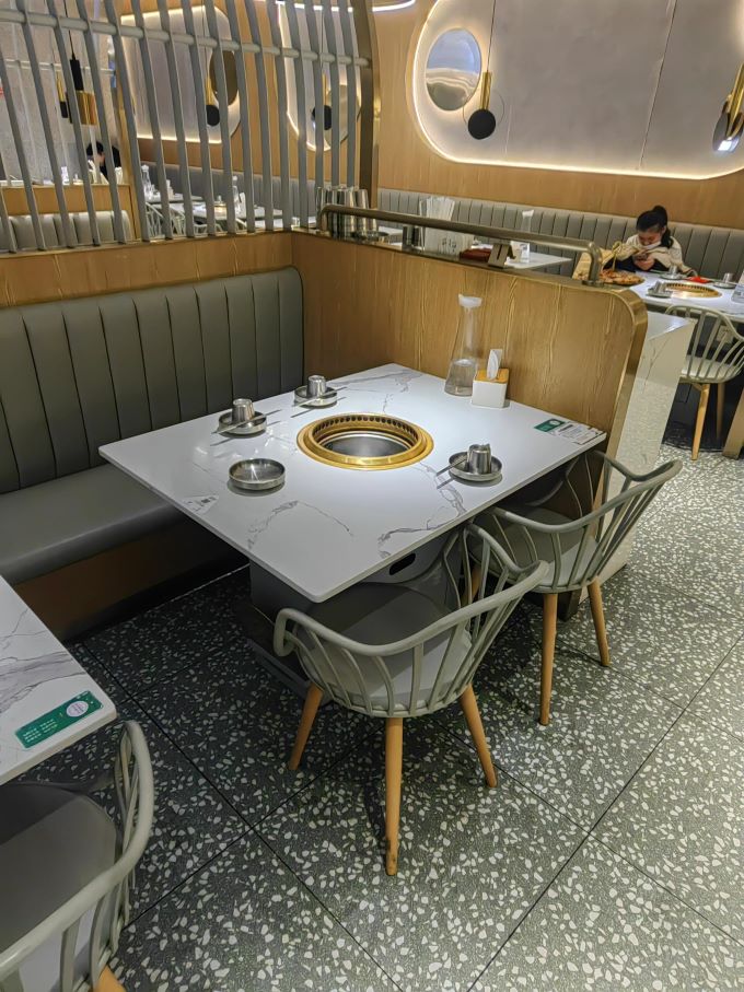 炭（tàn）火（huǒ）烤肉桌