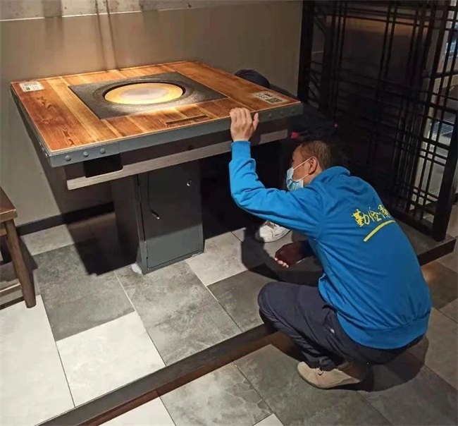 海德利創始人穀先生在湊湊火鍋現場檢查產品質量