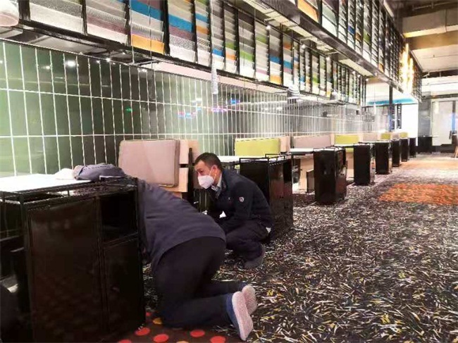 海德（dé）利家具創始人穀先生到稻香（xiāng）餐廳指導家具安裝