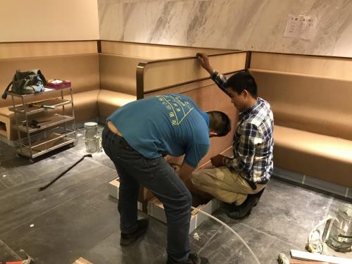海底撈家(jiā)具工(gōng)廠師傅現場安裝海底撈家具(卡座)