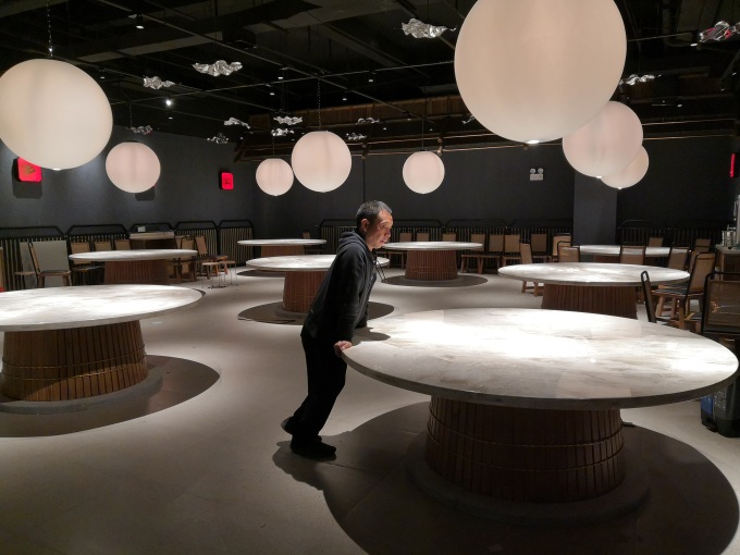 海德利總經理（lǐ）在廣州鄉下飯莊（zhuāng）檢（jiǎn）測（cè）大理石圓（yuán）桌是否平穩