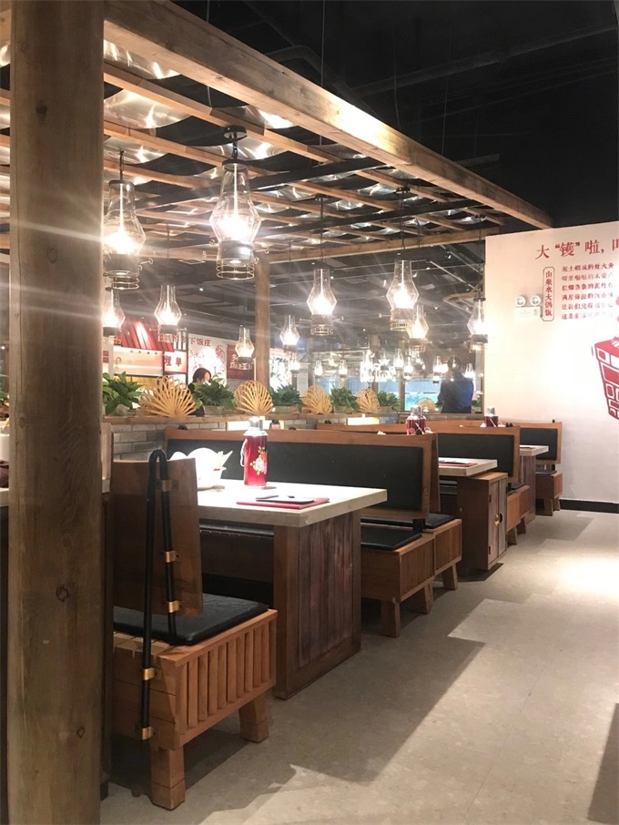 簡約（yuē）大理石長條桌特色實木軟包卡（kǎ）座