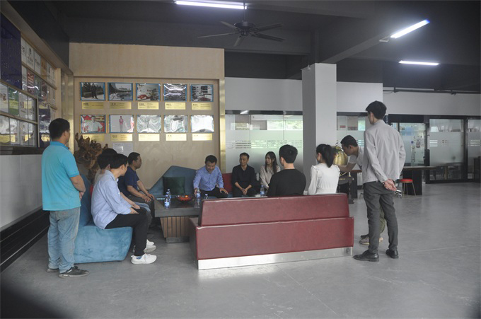 海德利的家人們在認真聽著全國十大司機蘭家慶的(de)分享