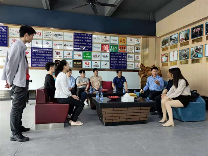 海德利的家人(rén)們在認(rèn)真聽著全國十大司機蘭家慶的分享