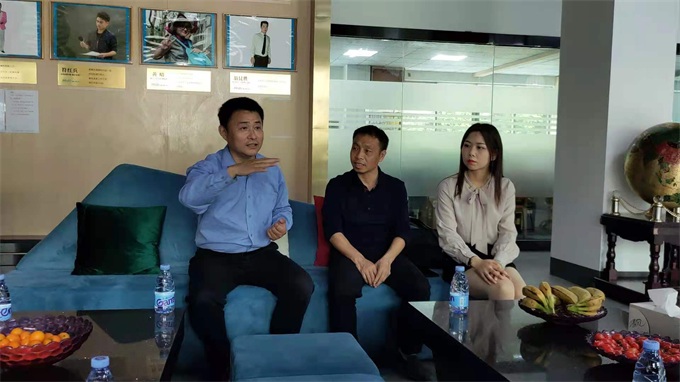 全國十大司機蘭家慶正在熱情地為海德利(lì)的小夥伴分享(xiǎng)他的事跡