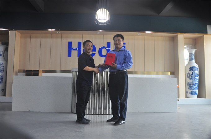 海德利總經理與全國十大司機蘭家(jiā)慶合影(yǐng)留念