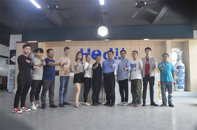 海德(dé)利的家人們與全國十大司機蘭家慶合影留念