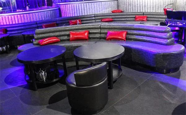 廣州酒吧噴砂黑色不（bú）鏽鋼圓形雙層酒吧（ba）茶幾