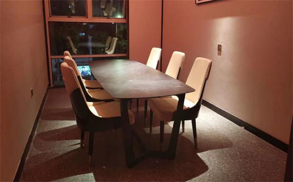 餐（cān）廳大理（lǐ）石桌子（zǐ）