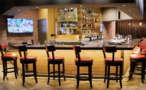 酒（jiǔ）吧吧台