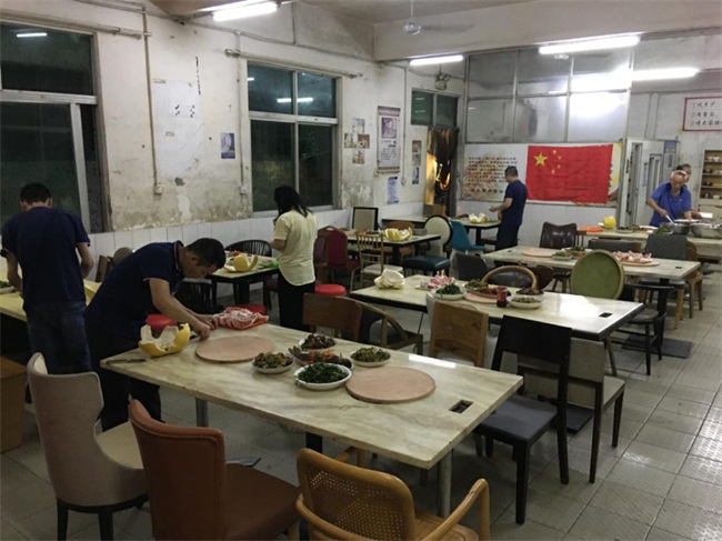 小夥伴（bàn）協助幫廚和分配節日禮品