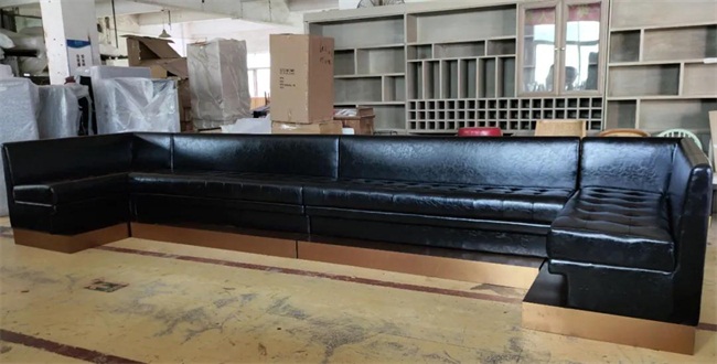 澳大利（lì）亞杜加爾酒吧簡易歐式真皮沙發由海德利家（jiā）具廠設（shè）計生產，出廠前試裝檢測