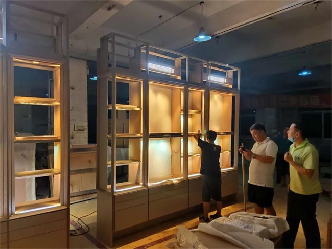 中國十大奢侈（chǐ）品牌之一溥儀眼鏡，實（shí）木不鏽鋼展櫃由海德利家（jiā）具廠設計生產，出廠前做質量檢查