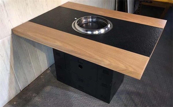 燒炭火烤串的桌（zhuō）子