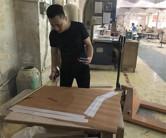 設計師到車間，認真核實樣板工程師畫出來的家具模板，對家具尺寸和比例等工藝（yì）嚴（yán）格把關（guān）。