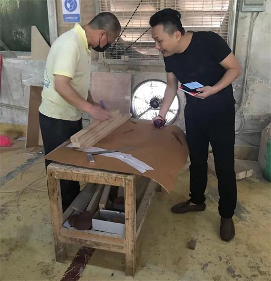 產品工程師做好模板是第一步，接下來要給（gěi）產（chǎn）品準備材料。設計師也參與選（xuǎn）材，就是為了（le）首件家具達到（dào）最好的工藝標準。