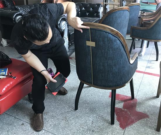 首席（xí）設計師李勤（qín）認真檢查椅（yǐ）子的每一個部件，他經常說：“好產品（pǐn）就是要做好每一個細節”。