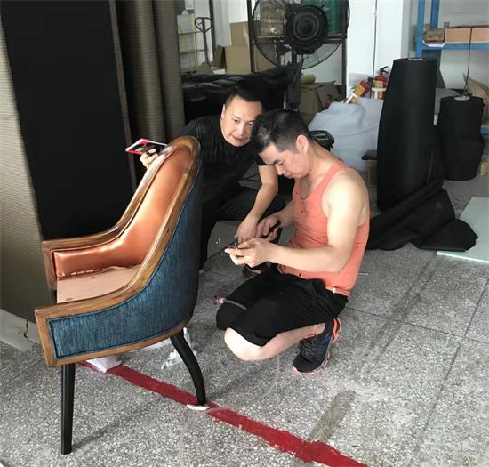 設計師與生產主管反（fǎn）複推敲產品細節