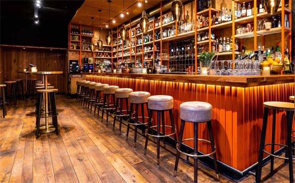 酒吧(ba)桌(zhuō)椅